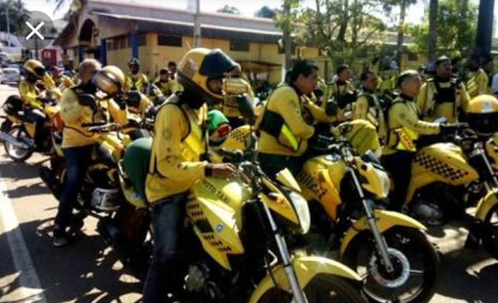 Mototaxistas tornaram-se uma realidade em todas as cidades do país